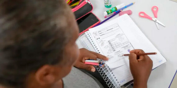 Aprenda a ler e escrever de graça e receba um certificado!